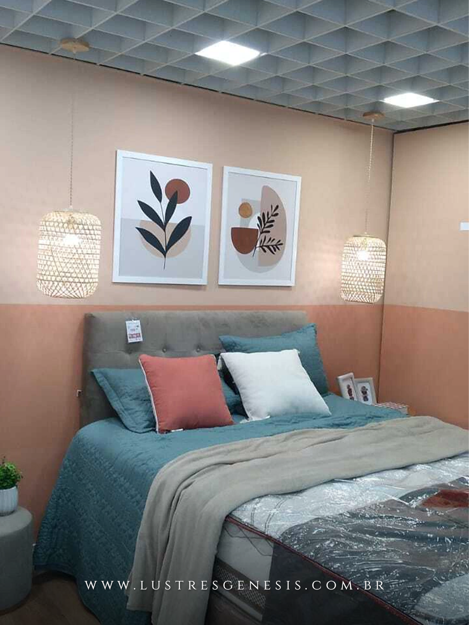 Luminária pendente de fibra de bambu e madeira, com design artesanal e formato cilíndrico, ideal para mesas, balcão de cozinha, área gourmet e sítios.